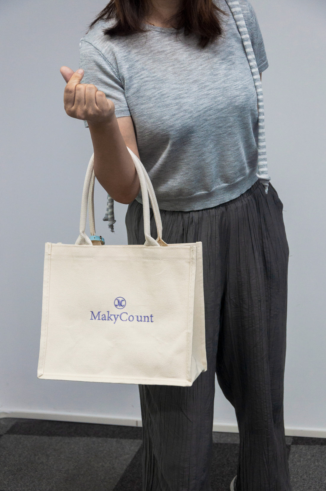 Customized embroidered waterproof beige tote bag,picturetext customization. commemorative gift,gift for mom,Bridesmaid bag,Wedding souvenirs